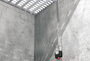 Sicherung für den Kellerlichtschacht mit Vorhängeschloss