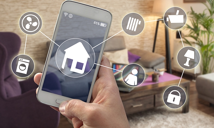 Smartphone mit Apps zur Steuerung digitaler Haustechnik