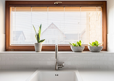 Fenster über einem Waschbecken