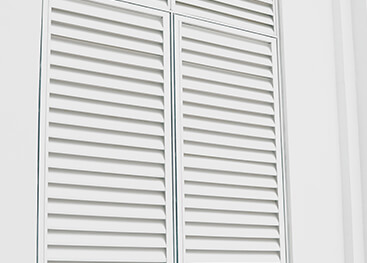 Geschlossene Klappläden eines Fensters