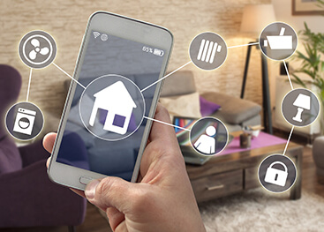 Smartphone mit Darstellung von Apps für Smart-Home-Anwendungen