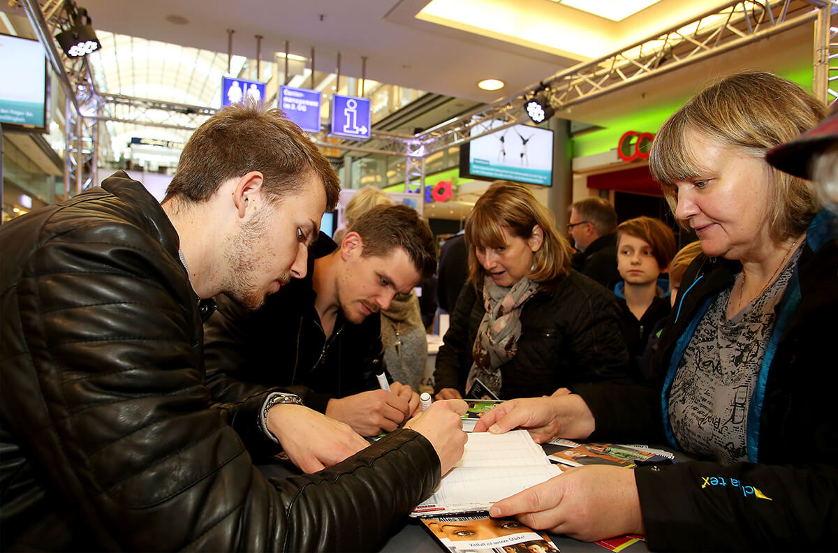 Autogrammstunde mit Profifußballer des VfL Wolfsburg Max Grün und Joshua Guilavoui, Wolfsburger City Galerie 2016