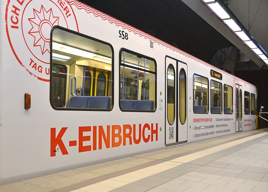 Stuttgarter Straßenbahn mit Werbung für K-EINBRUCH, 2013