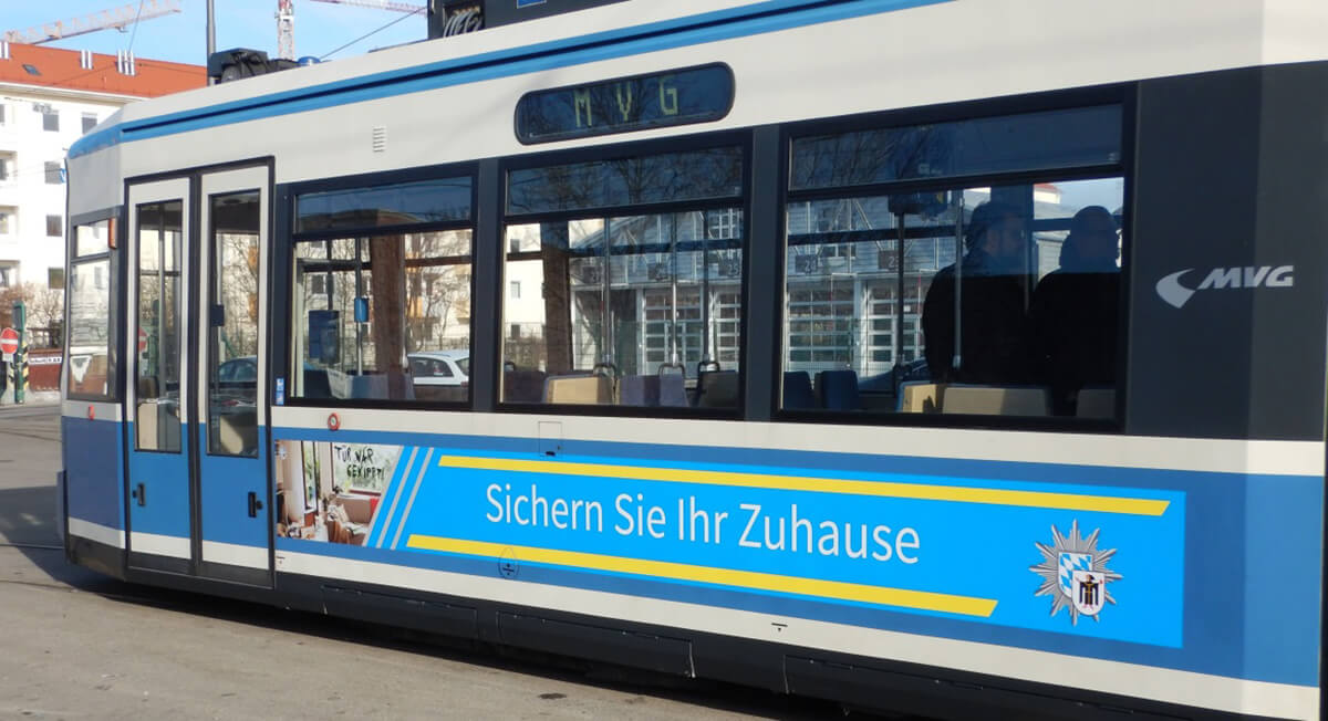 Münchner Straßenbahn mit K-EINBRUCH Bild und dem Schriftzug "Sichern Sie Ihr Zuhause"
