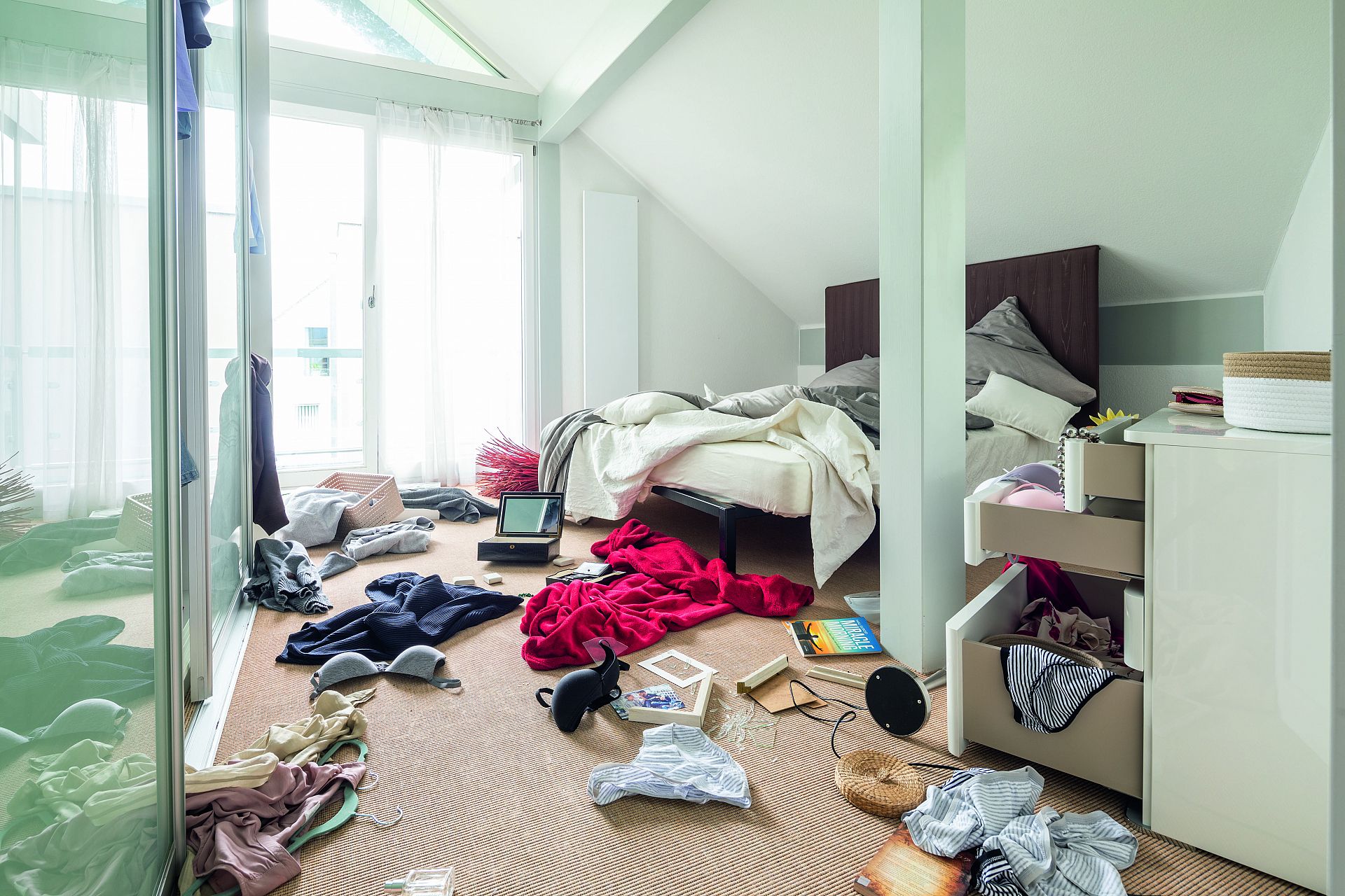 Pressebild Verwüstetes Zimmer Eine verwüstete Wohnung nach einem Einbruch