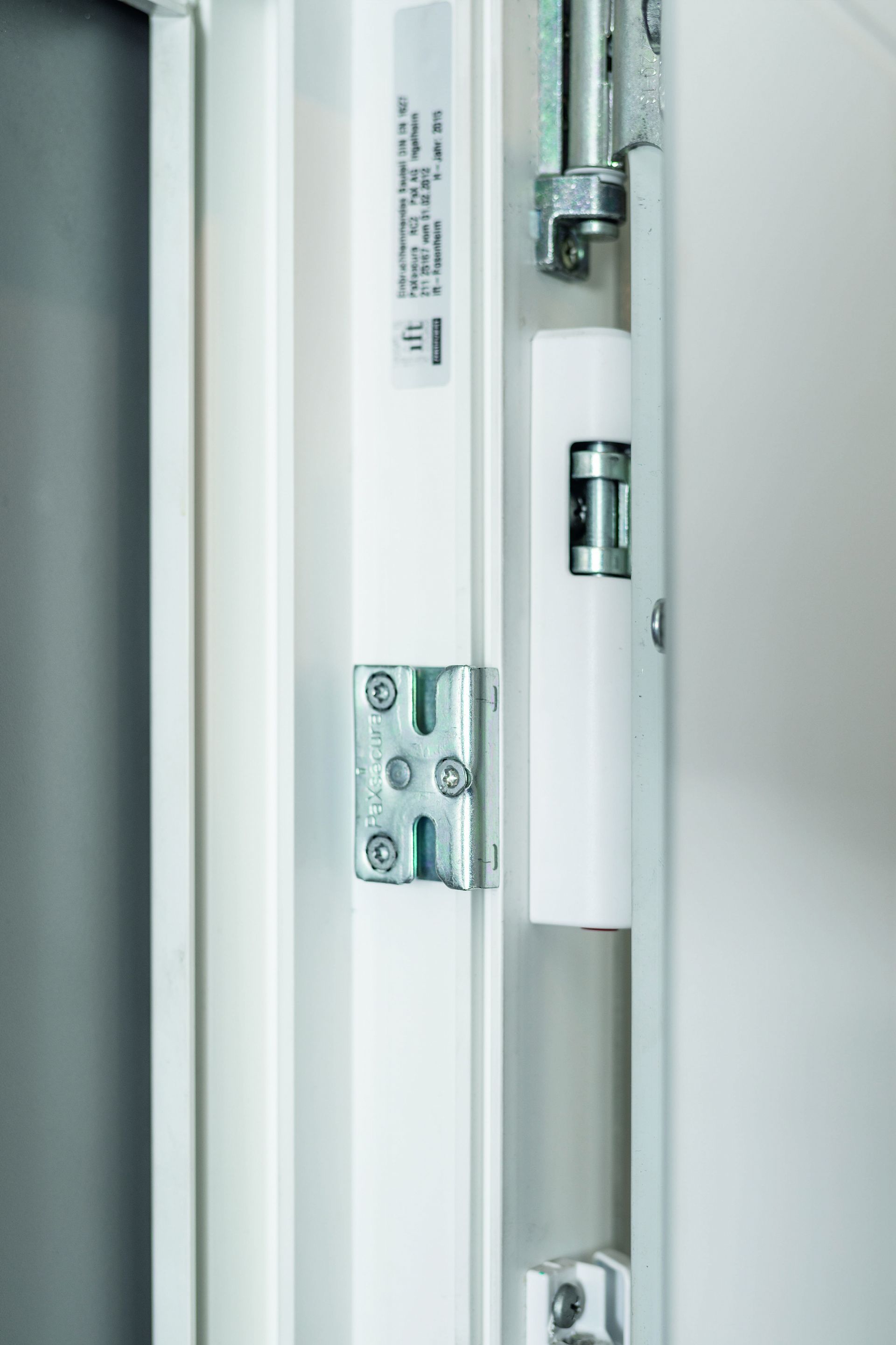 Pressebild Fensterrahmen mit Sicherheitsschließstück Fensterrahmen mit Sicherheitsschließstück