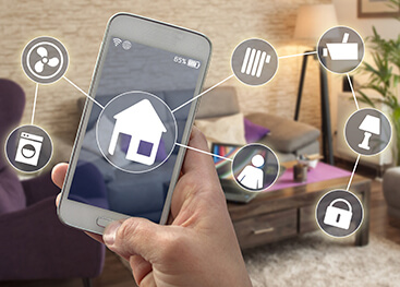 Smartphone: Übersicht mit Apps zur Steuerung des Smart-Home und dem Internet der Dinge (IoT)
