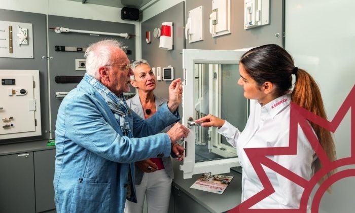Älteres Ehepaar wird von einer Expertin zum Einbruchschutz beraten