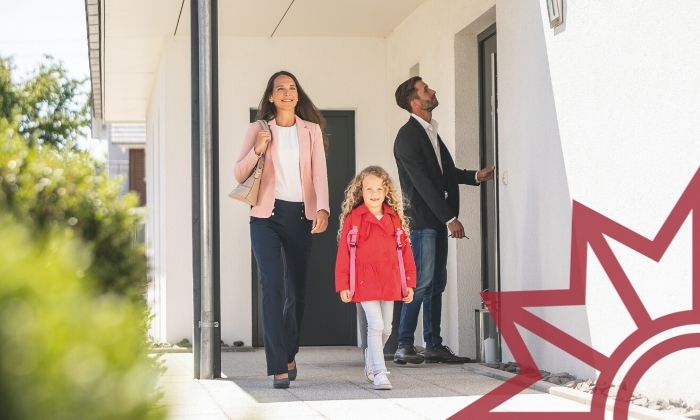 Familie verlässt das Haus