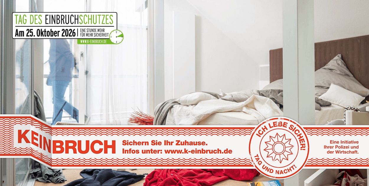 Produktbild Werbemotiv zum "Tag des Einbruchschutzes". Gezeigt wird ein verwüstetes Schlafzimmer mit durchwühlten Bett und verstreuten Gegenständen. Im Hintergrund verlässt eine Person den Raum durch die Balkontür. Unten der rote Schriftzug "K-EINBRUCH - Sichern Sie Ihr Zuhause" sowie das Siegel "Ich lebe sicher! Tag und Nacht!".