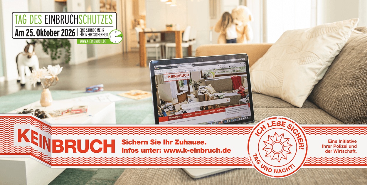 Produktbild Werbemotiv zum "Tag des Einbruchschutzes". Im Vordergrund ein Sofa mit Laptop, auf dessen Bildschirm die Website www.k-einbruch.de zu sehen ist. Unten der rote Schriftzug "K-EINBRUCH - Sichern Sie Ihr Zuhause" sowie das Siegel "Ich lebe sicher! Tag und Nacht!".
